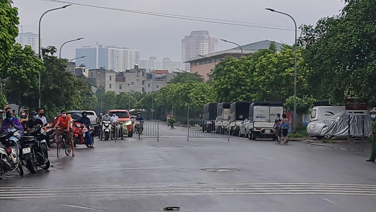 Lực lượng Công an tạm thời phong tỏa đoạn đường xảy ra vụ cháy để làm nhiệm vụ.