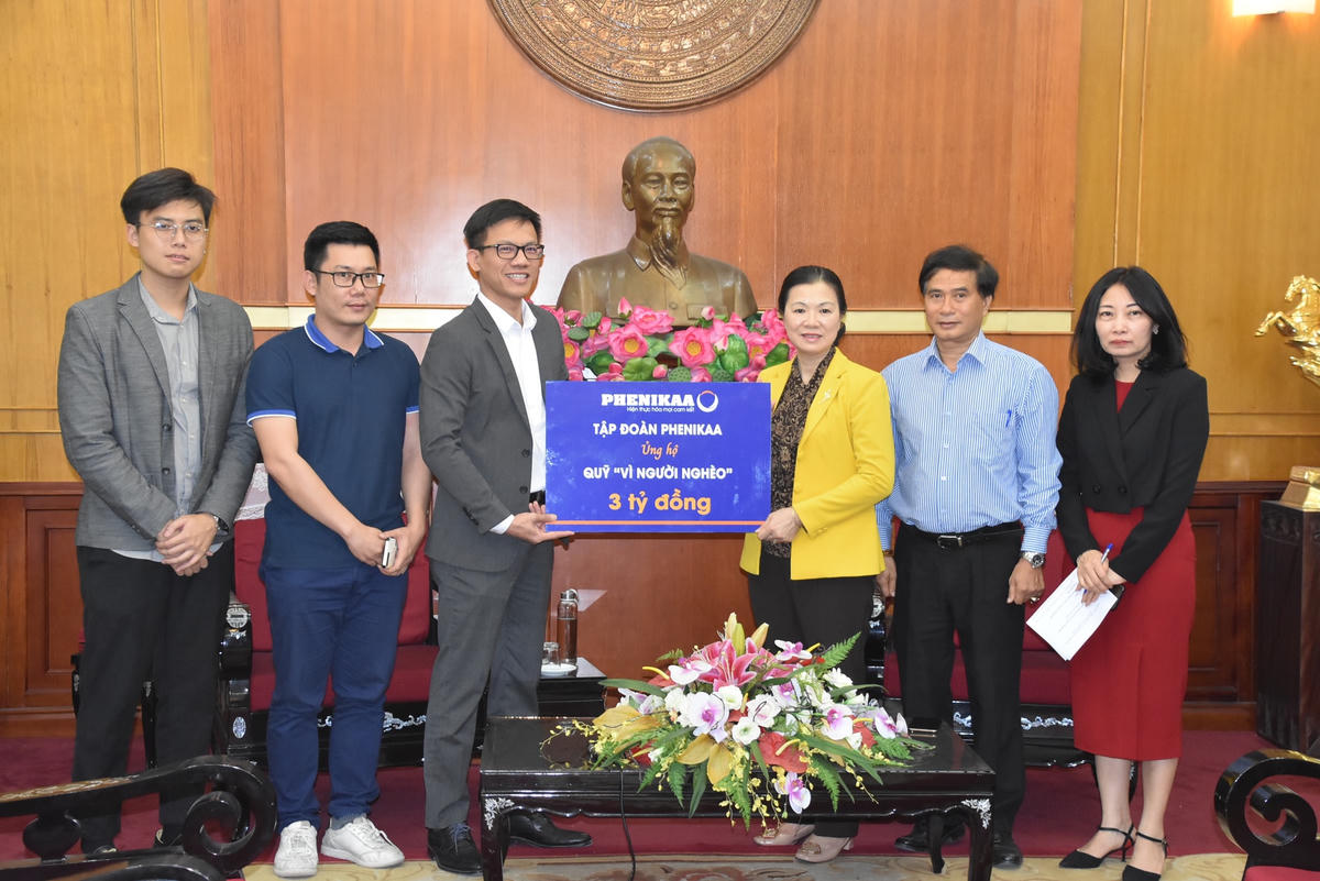 Phó Chủ tịch Trương Thị Ngọc Ánh tiếp nhận ủng hộ từ Tập đoàn Phenikaa.