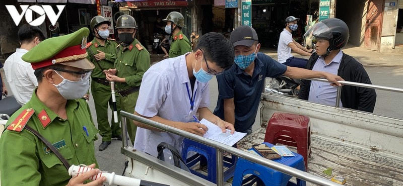 Hà Nội xử phạt hàng loạt trường hợp không đeo khẩu trang khi ra đường