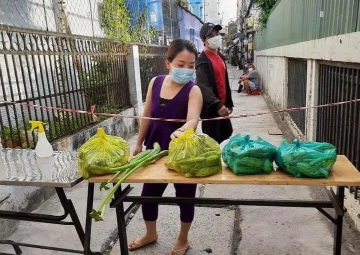 Người dân nơi bị phong tỏa đón nhận những phần thực phẩm miễn phí.