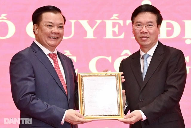 Thường trực Ban Bí thư Võ Văn Thưởng trao quyết định tới tân Bí thư Thành ủy Hà Nội Đinh Tiến Dũng. Nguồn: Dân Trí.