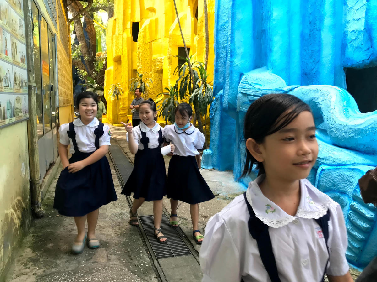 Nhiều em nhỏ vẫn được người thân đưa tới chùa để học.