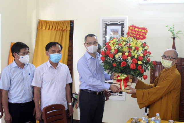 Ông Phạm Đại Dương, Ủy viên Trung ương Đảng, Bí thư Tỉnh ủy Phú Yên cùng đoàn công tác, tặng hoa, chúc mừng Hòa thượng Thích Tâm Thủy.