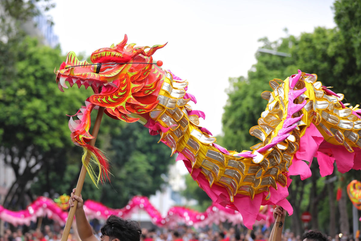 13 đội múa Rồng đua tài quanh hồ Hoàn Kiếm