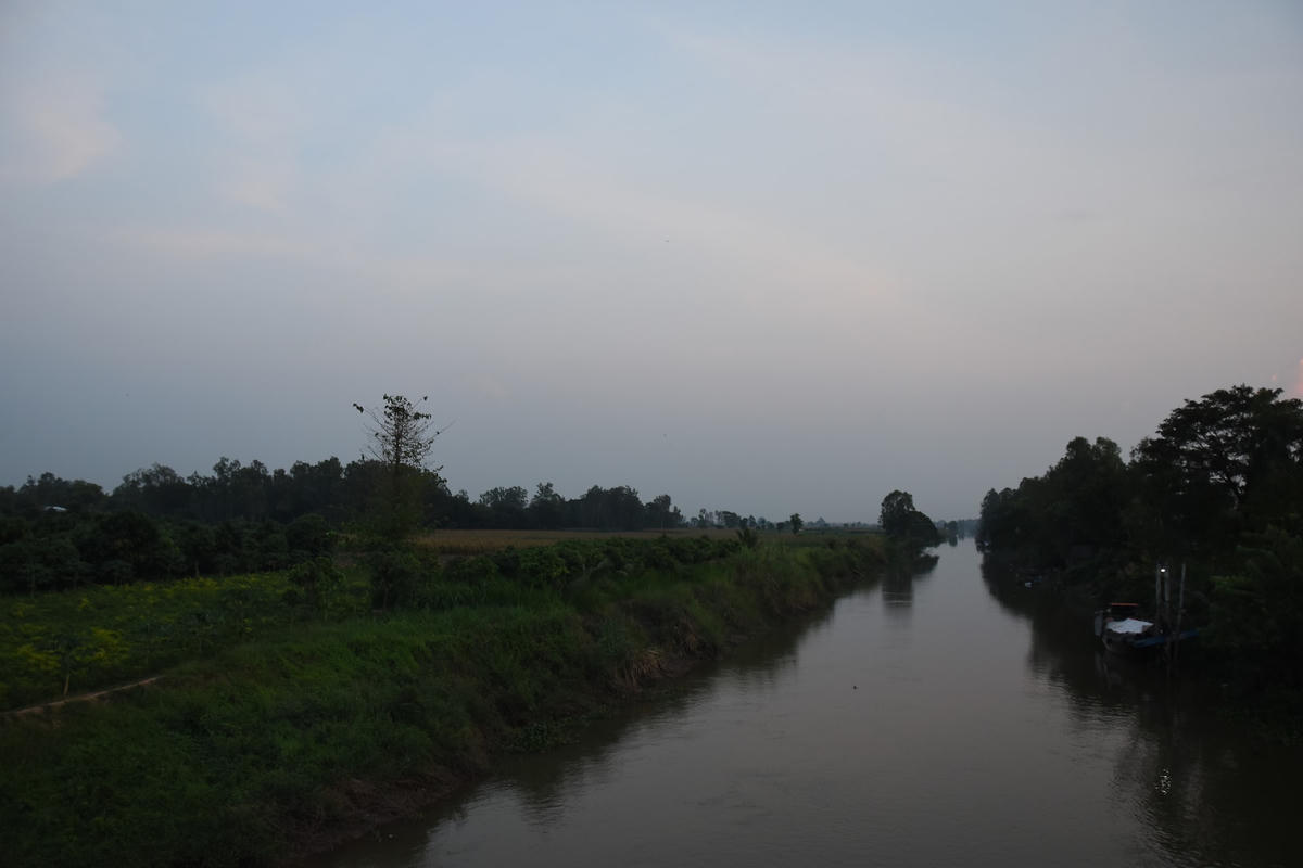 Địa hình hiểm trở nhiều đường mòn lối mở và sông ngòi chằng chịt.