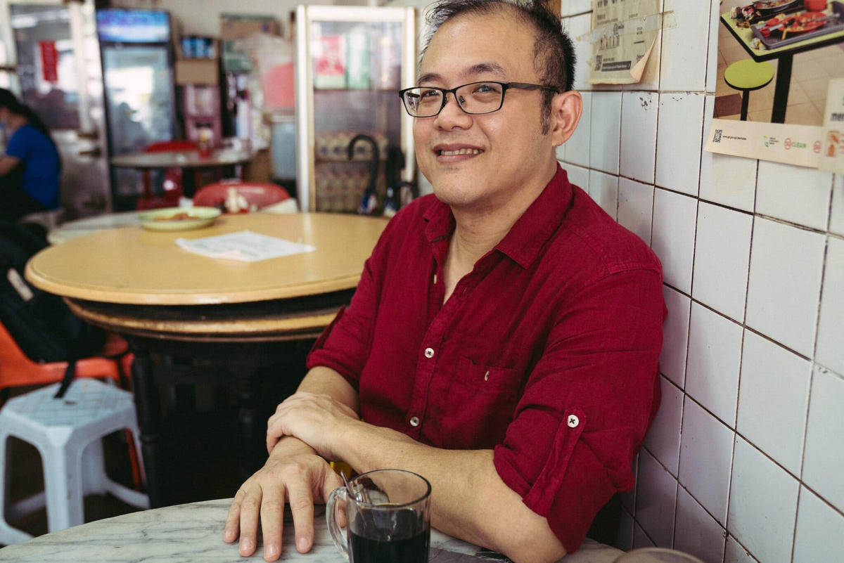 Christopher Tan, 49 tuổi, một nhà văn chuyên viết sách nấu ăn về các loại bánh ngọt truyền thống Đông Nam Á. Ảnh: The NY Times.  