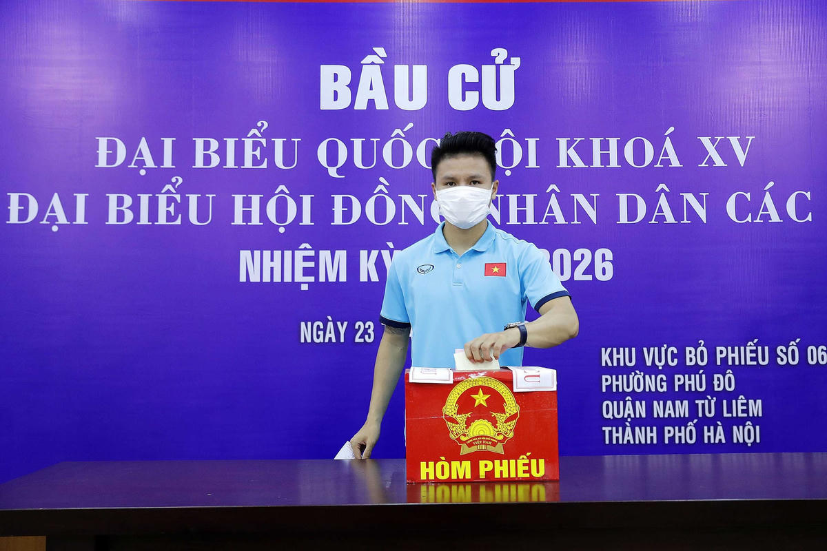 Các cầu thủ tuyển Việt Nam thực hiện quyền công dân của mình.