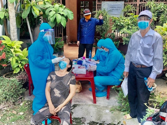 DDabf xét nghiệm Covid-19 ở TP Nha Trang.