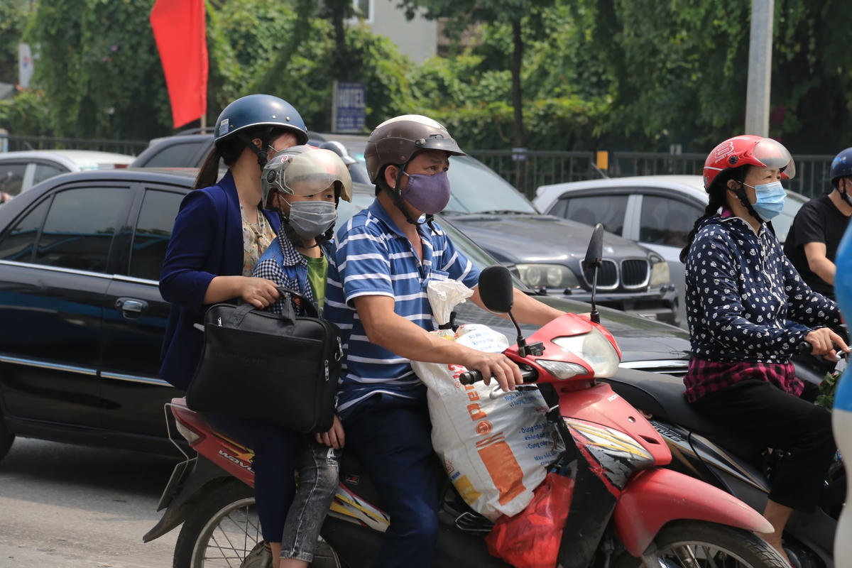 Cũng vì do ngại dịch bệnh Covid-19, nhiều gia đình tại Hà Nội quyết định thuê xe taxi, đi xe máy về quê nghỉ lễ. Chính vì vậy các tuyến đường Phạm Hùng, Khuất Duy Tiến, Giải Phóng hướng ra cửa ngõ thủ đô Hà Nội luôn trong tình trạng ùn tắc. 