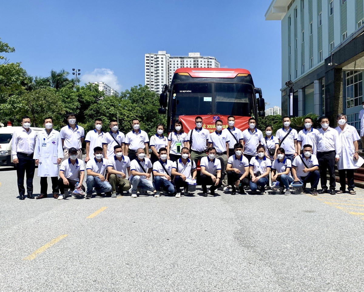 Đoàn công tác trước giờ lên đường. Ảnh: BVCC.