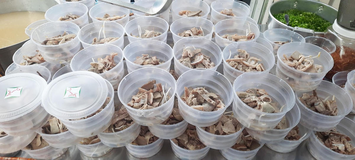 Những suất ăn được chuẩn bị tại  Bếp “Duyên” để gửi đến tuyến đầu chống dịch và nhân dân trong khu phong tỏa, cách ly.