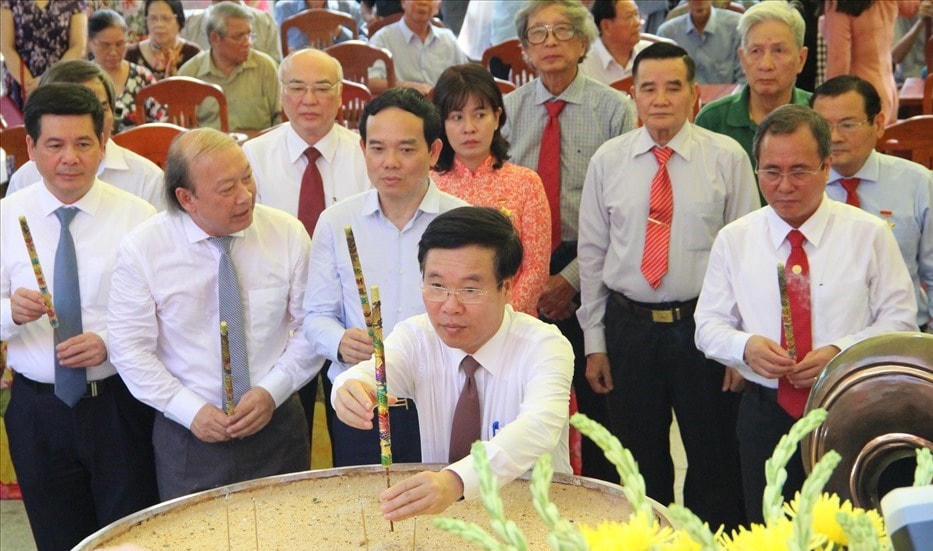 Ông Võ Văn Thưởng cùng các đại biểu dâng hương tưởng nhớ anh hùng liệt sĩ. (Ảnh Đình Trọng).