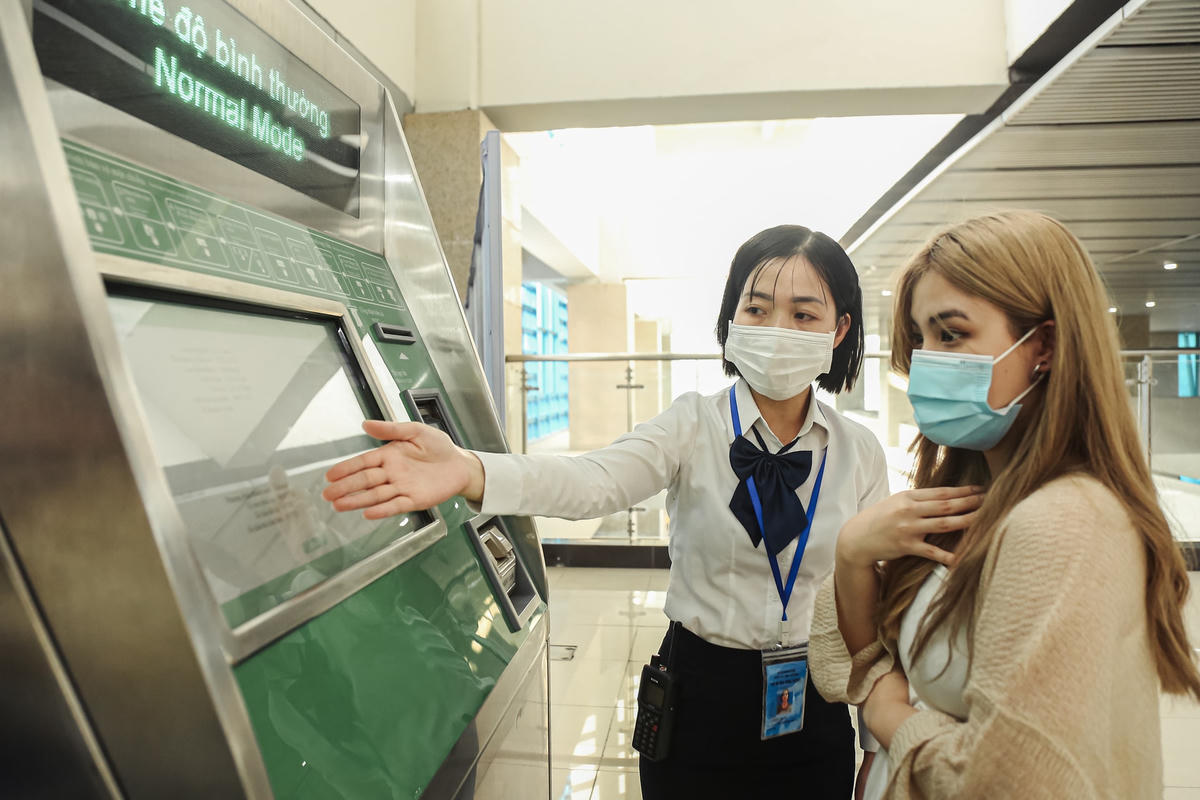 Cũng trong chiều nay, rất nhiều người muốn mua vé tàu theo tháng để sử dụng tàu làm phương tiện đi làm, đều được hướng dẫn tỷ mỉ.