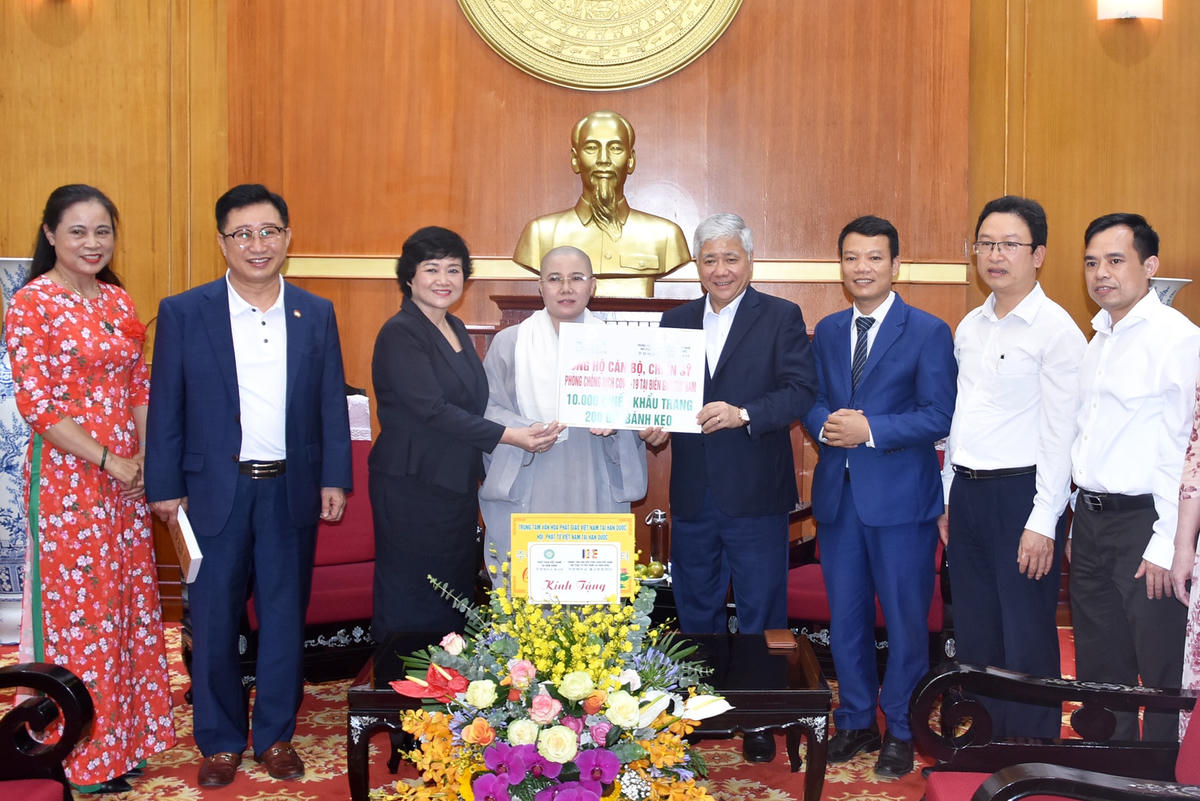 Chủ tịch Đỗ Văn Chiến tiếp nhận ủng hộ phòng, chống Covid-19 từ Trung tâm văn hóa Phật giáo Việt Nam tại Hàn Quốc và Hội Phật tử Việt Nam tại Hàn Quốc.