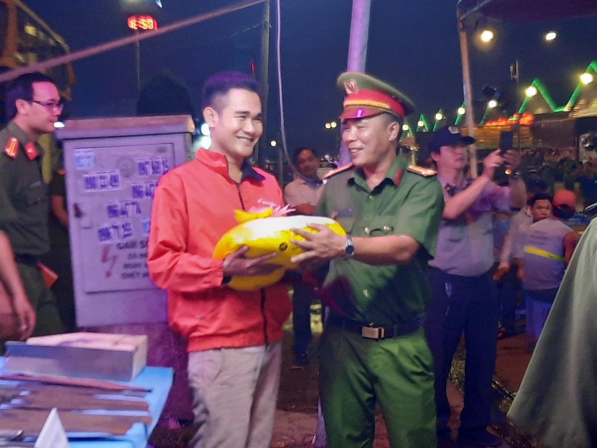Người dân đem vũ khí đi ‘đổi’ gạo.