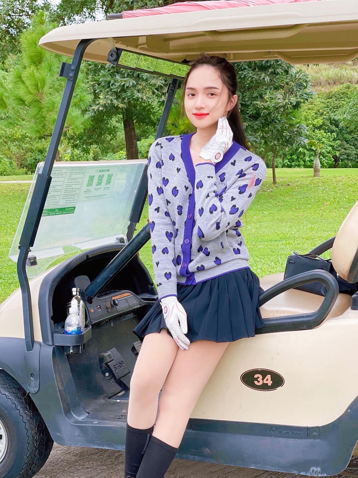 Hương Giang thường xuyên kết hợp áo oversize và quần short hoặc chân váy đem đến cảm giác thoải mái đồng thời khoe đôi chân thon, dài. 