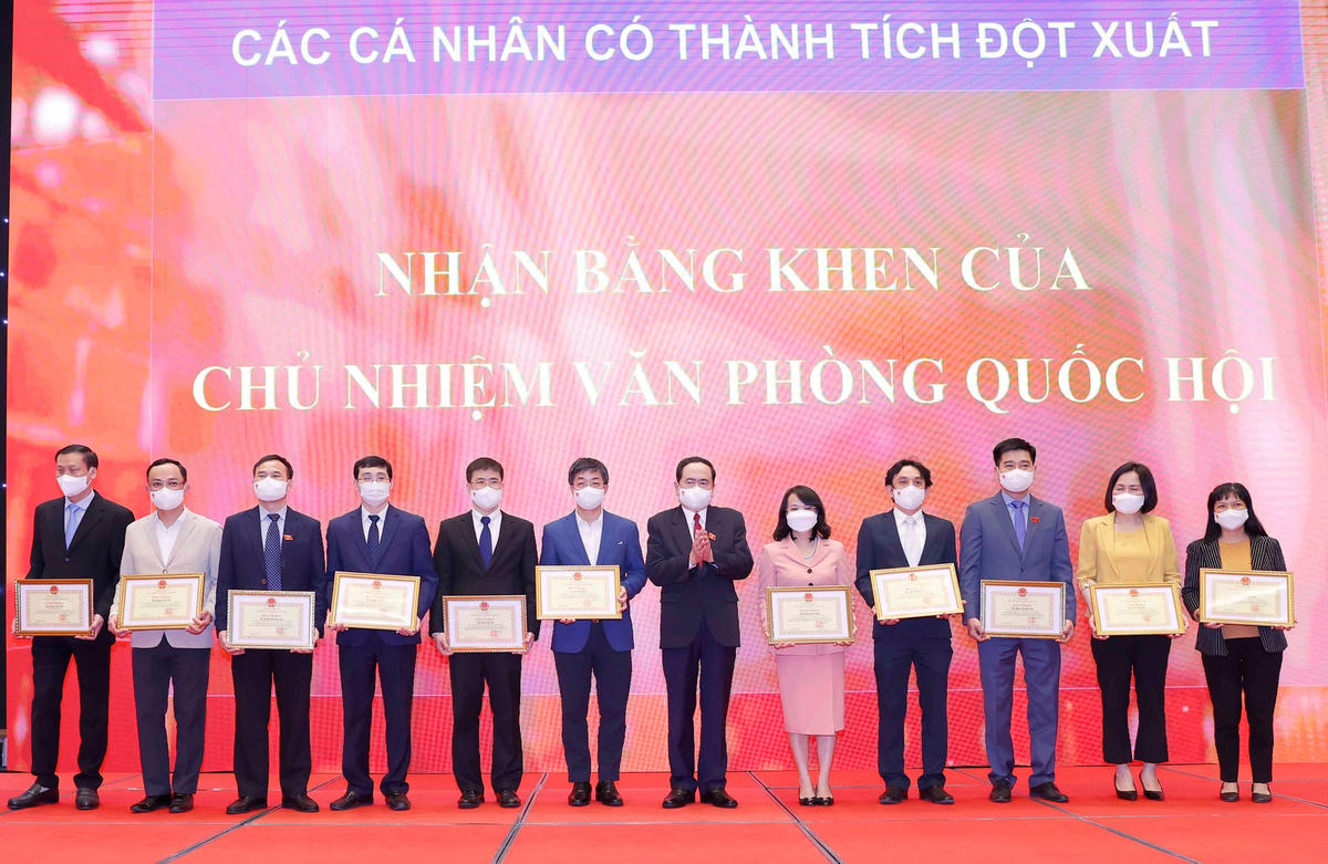 Phó Chủ tịch thường trực Quốc hội Trần Thanh Mẫn trao bằng khen cho các cá nhân xuất sắc