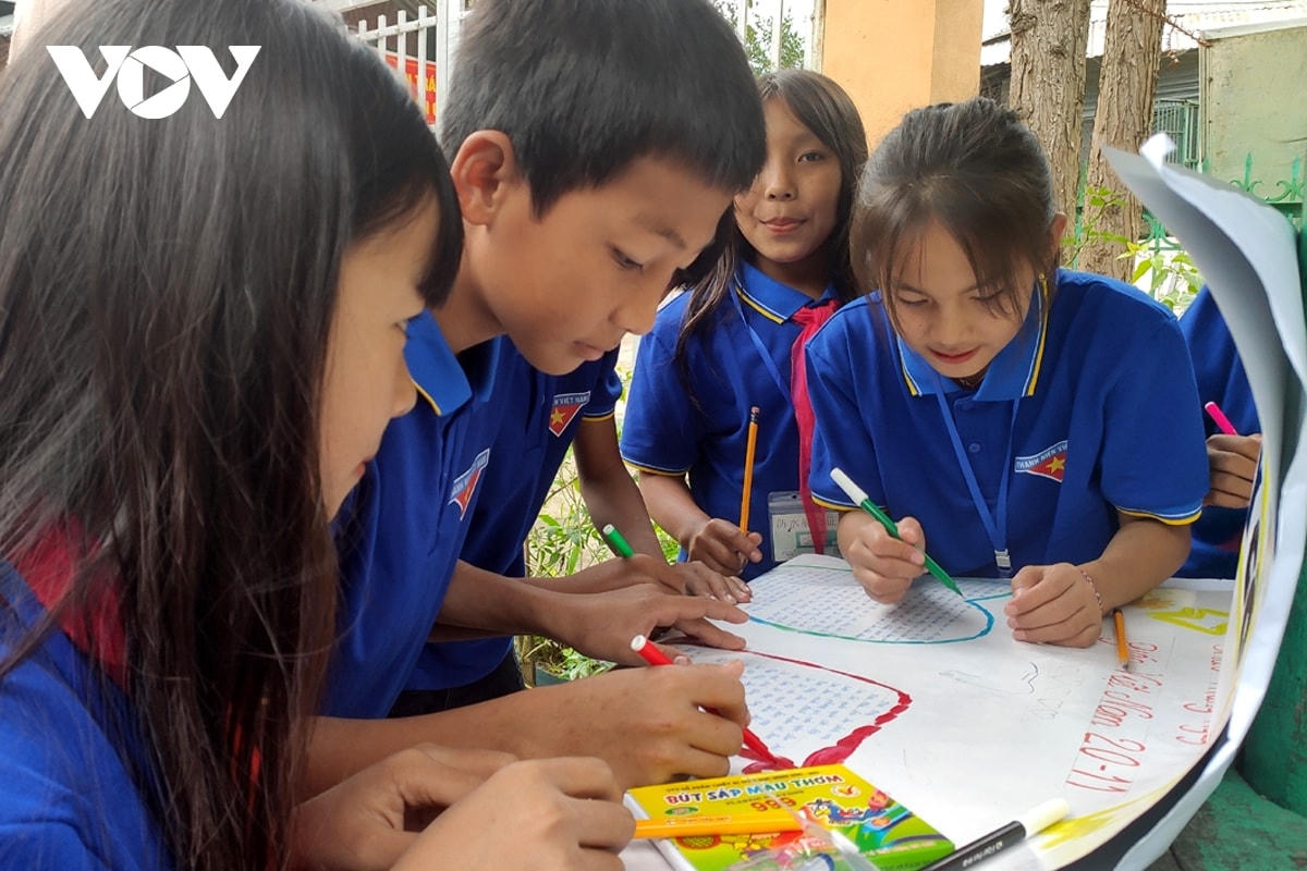 Khó khăn, vất vả của các thầy, cô giáo đang được đền đáp khi các thế hệ học sinh người La Hủ đang lớn lên, với hy vọng mang kiến thức, kỹ năng sống đã được trang bị về xây dựng bản làng, quê hương.  