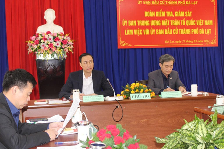 Phó Chủ tịch Phùng Khánh Tài kiểm tra công tác bầu cử tại tỉnh Lâm Đồng.
