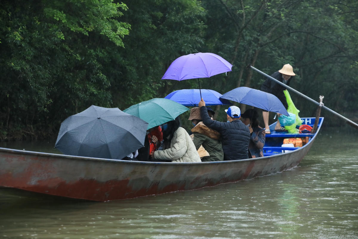 Du khách đội mưa đi lễ chùa Hương  