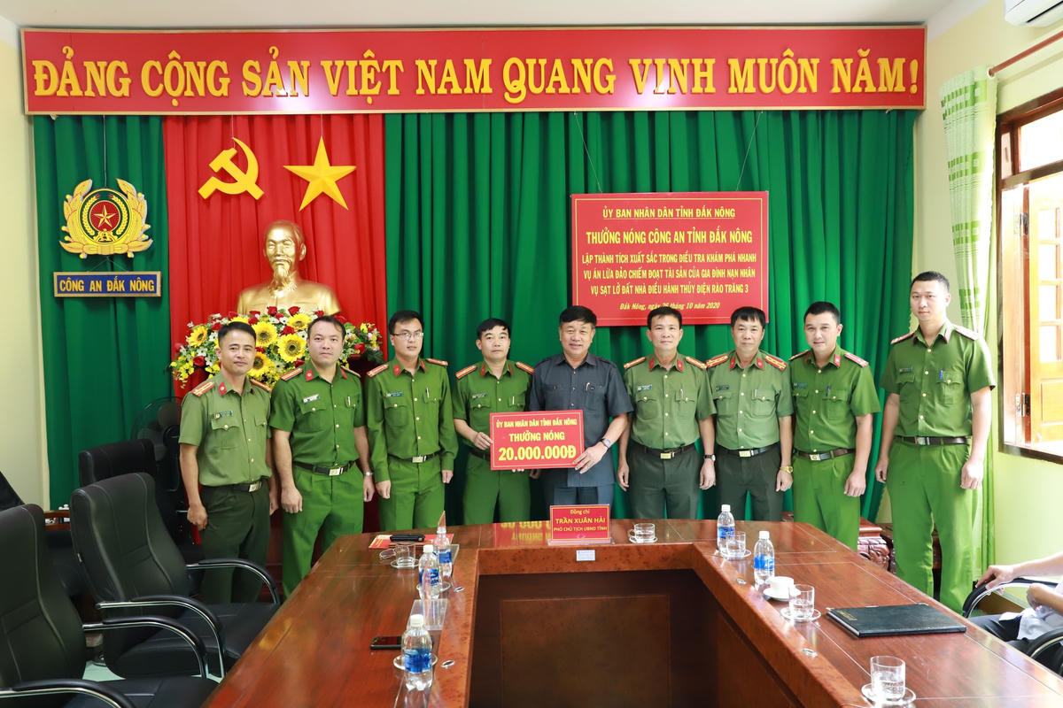 Đại diện UBND tỉnh Đắk Nông trao thưởng 20 triệu đồng cho Công an tỉnh.