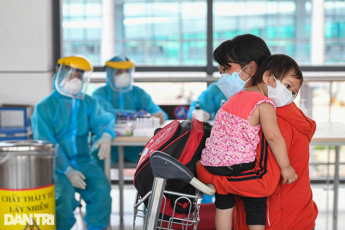 Cận cảnh test nhanh Covid-19 cho khách ra vào Thủ đô ở sân bay Nội Bài