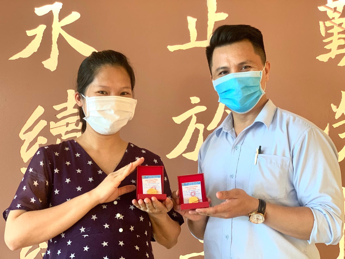 Tặng vàng cho nhân viên gắn bó 10 năm với Công ty.