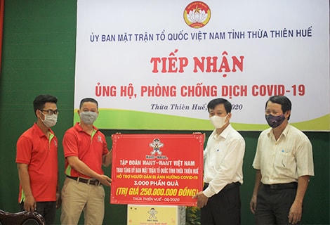 Ủy ban MTTQ Việt Nam Thừa Thiên –Huế tiếp nhận quà của Tập đoàn Want-Want Việt Nam.