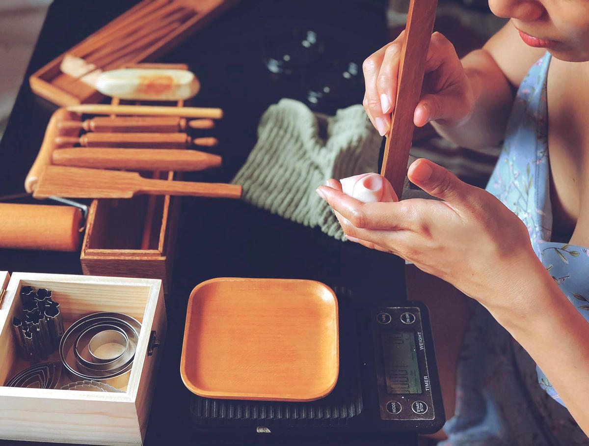 Làm bánh mất rất nhiều thời gian. Ảnh: NVCC. 