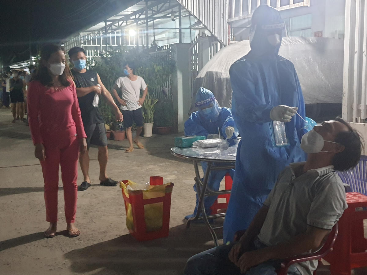 Lấy mẫu tầm soát dịch Covid -19 trên địa bàn thành phố Bạc Liêu.