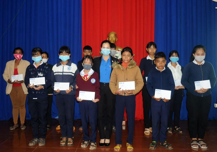 Trao Học bổng Vừ A Dính cho các em học sinh đồng bào DTTS.