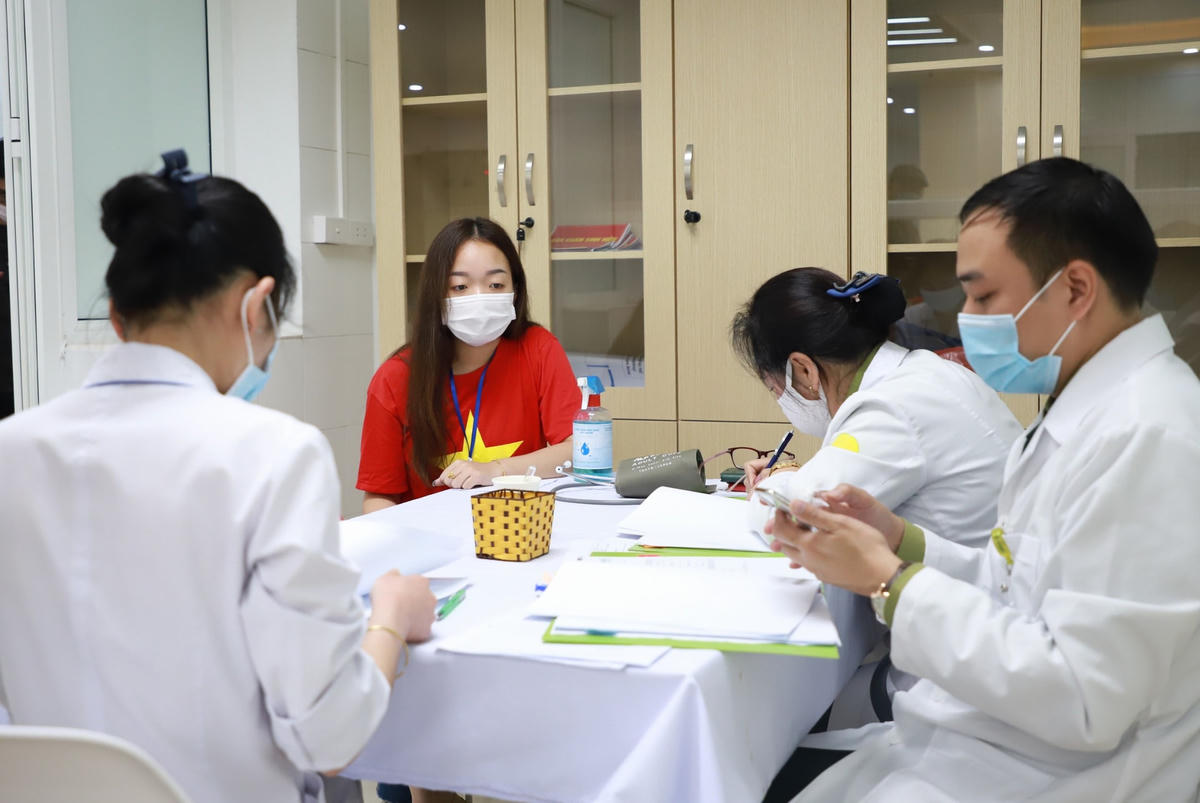 Người tình nguyện tiêm thử nghiệm vaccine made in Việt Nam. Ảnh: Quang Vinh.