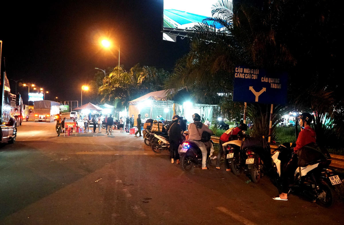 Cần Thơ: Trắng đêm hỗ trợ người dân trở về quê hương an toàn