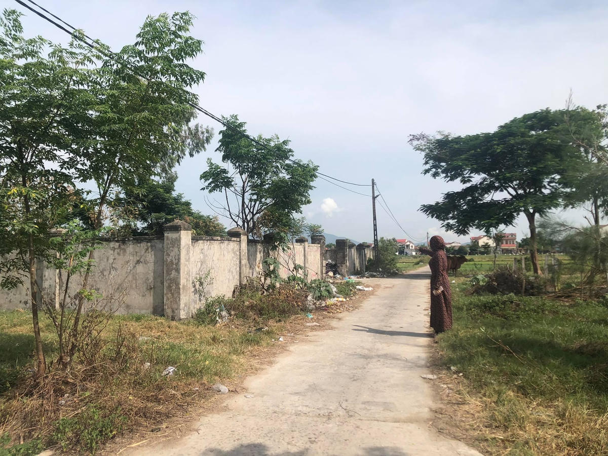 Bãi rác đã "đóng cửa" trên giấy nhưng không có cửa khóa lại.