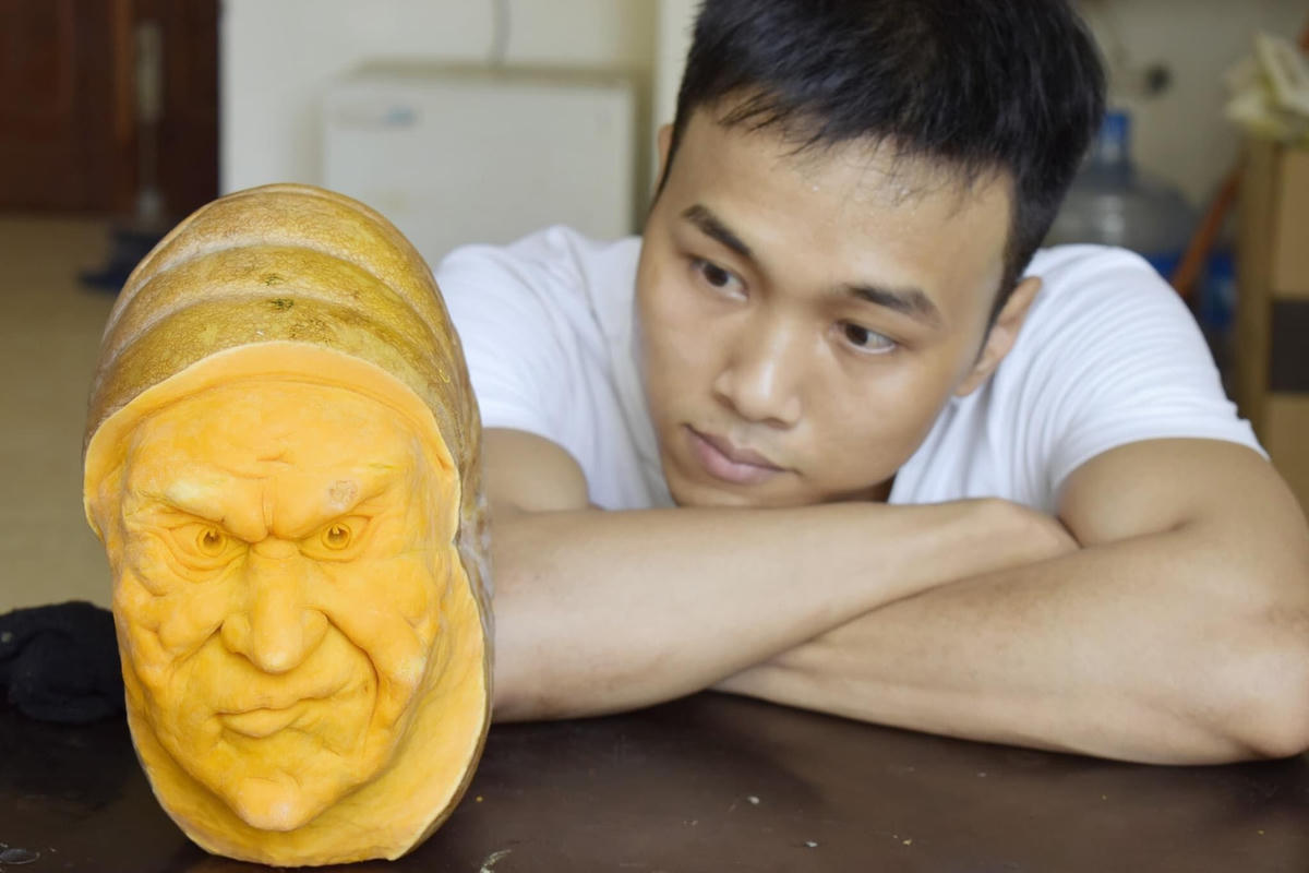 Anh Nguyễn Anh Vũ đã tạo nên nhiều mặt nạ quỷ từ bí đỏ cho ngày lễ Halloween. Ảnh: NVCC. 