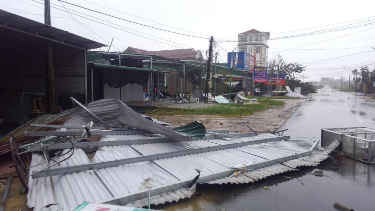 Sau bão, những mảnh tôn la liệt trên đường.