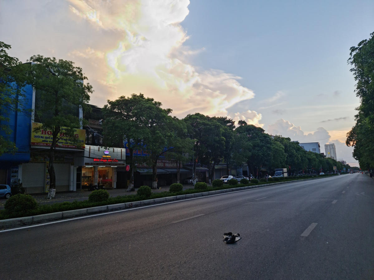 Đường phố thành Vinh vắng tanh sau khi áp dụng Chỉ thị 16.