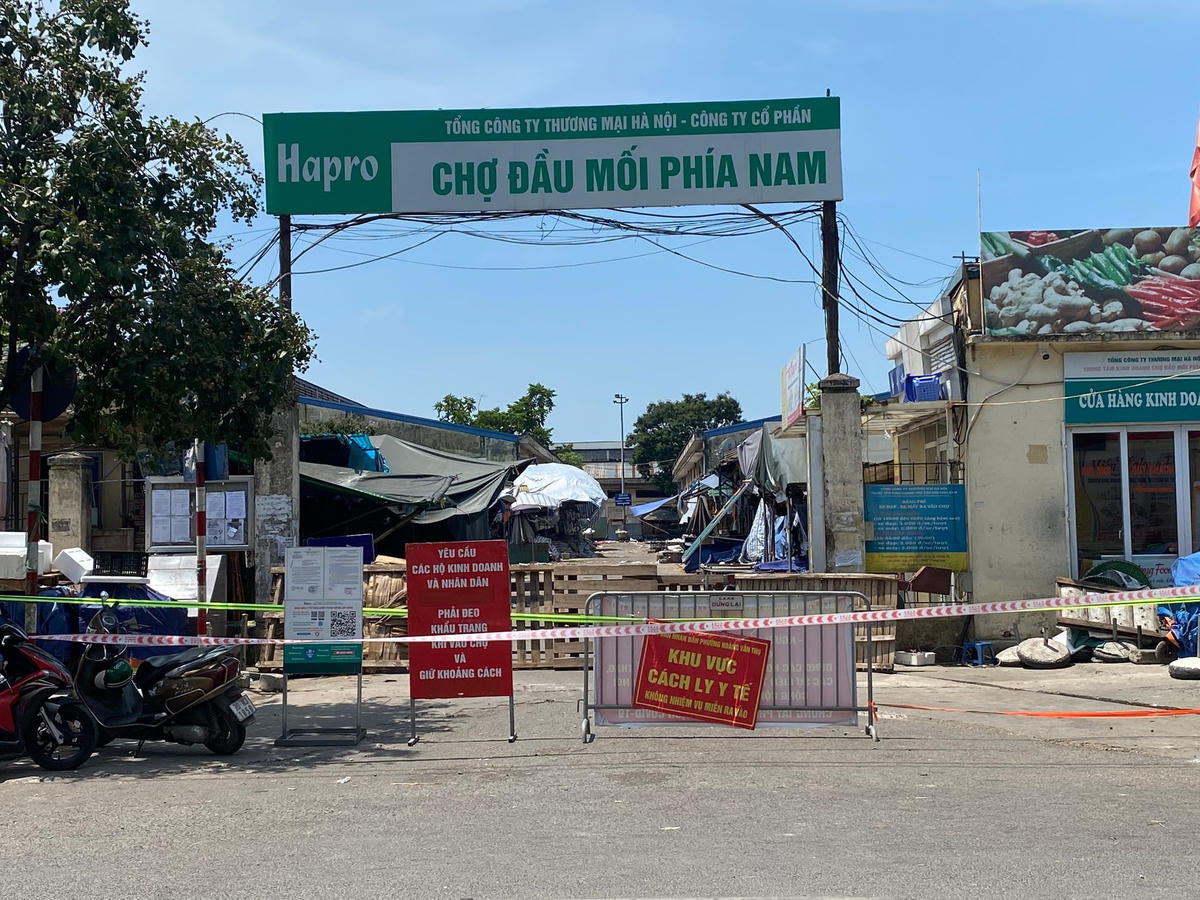 Ông Tâm cho hay, đây là khu vực chợ đầu mối phía Nam, có đông người mua bán, do vậy quận sẽ quyết liệt truy vết trong sáng nay. Ảnh: Lan Anh.