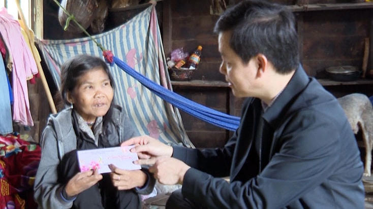 Bí thư Huyện ủy Tuyên Hóa tặng quà Tết cho đồng bào dân tộc thiểu số Mã Liềng.