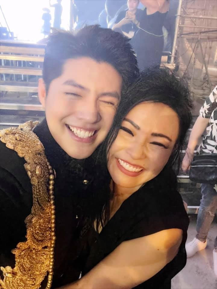 Noo Phước Thịnh và đàn chị Phương Thanh cười tít mắt sau đêm diễn tại Sầm Sơn.