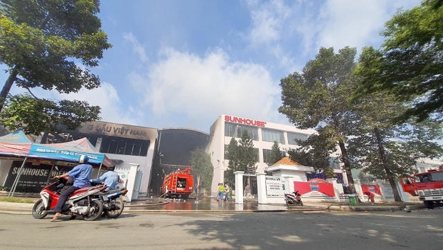 [ẢNH] Hiện trường vụ cháy kho hàng gia dụng rộng hơn 7.000 m2