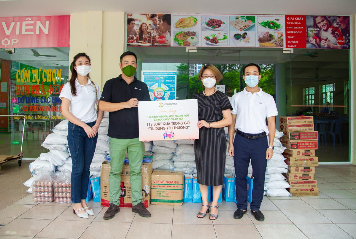 Đại diện Trường đại học Ngoại ngữ nhận quà hỗ trợ của Food Banks Việt Nam.