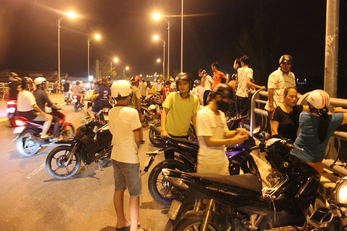 Người dân hiếu kỳ đứng xem lực lượng chức năng tìm kiếm nạn nhân.