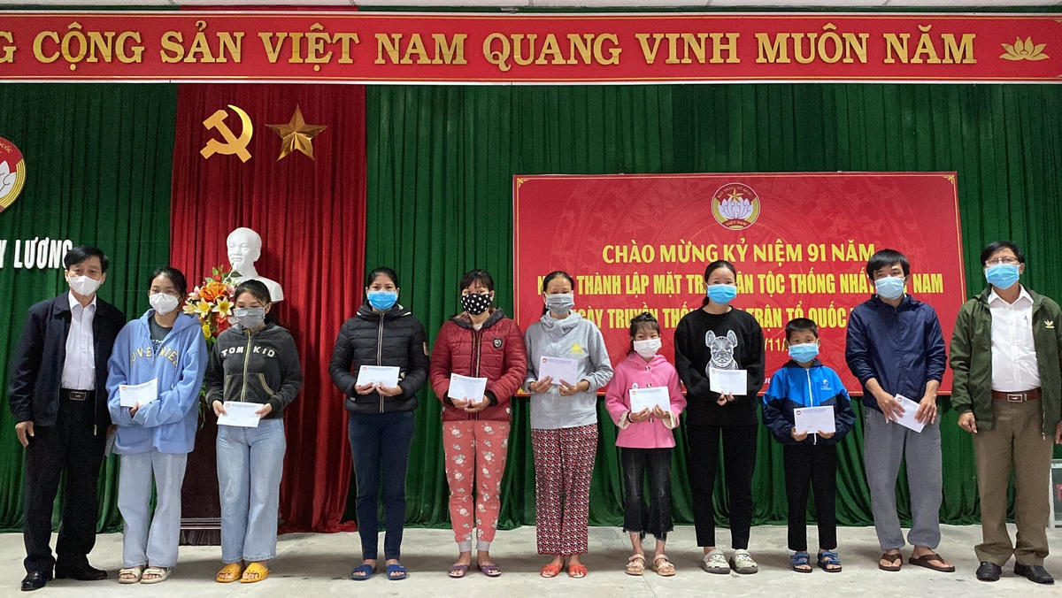Ông Nguyễn Hữu Lạc (bìa trái), Phó Chủ tịch Thường trực Uỷ ban MTTQ Việt Nam tỉnh Thừa Thiên-Huế tặng quà cho các em học sinh có hoàn cảnh khó khăn.