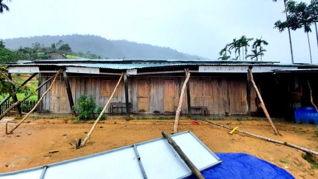 Điểm trường Tăk Pổ thuộc trường Phổ thông Dân tộc bán trú tiểu học Trà Tập bị mưa bão làm hư hỏng.