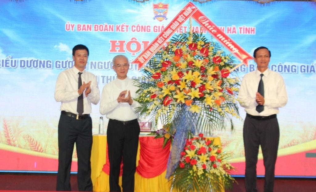 Chủ tịch Ủy ban Đoàn kết Công giáo Việt Nam Trần Xuân Mạnh tặng hoa chúc mừng hội nghị.