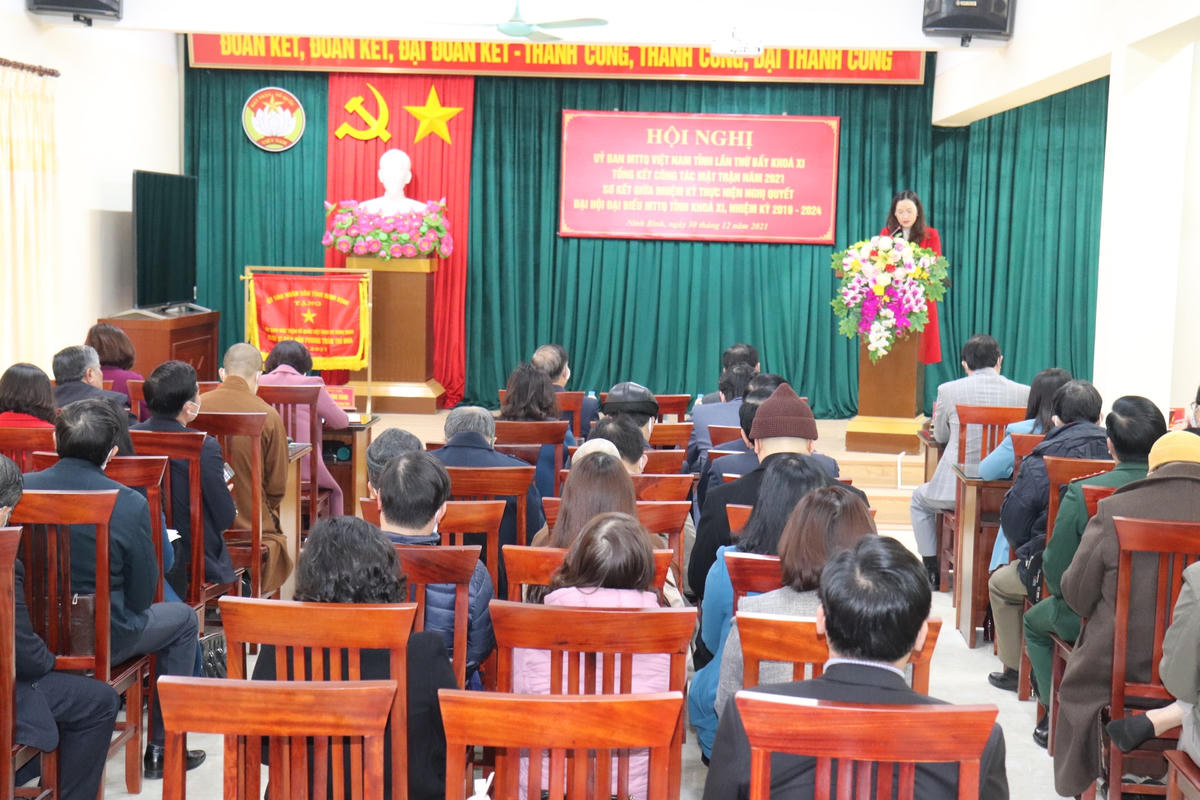 Các đại biểu tham gia trình bày tham luận.