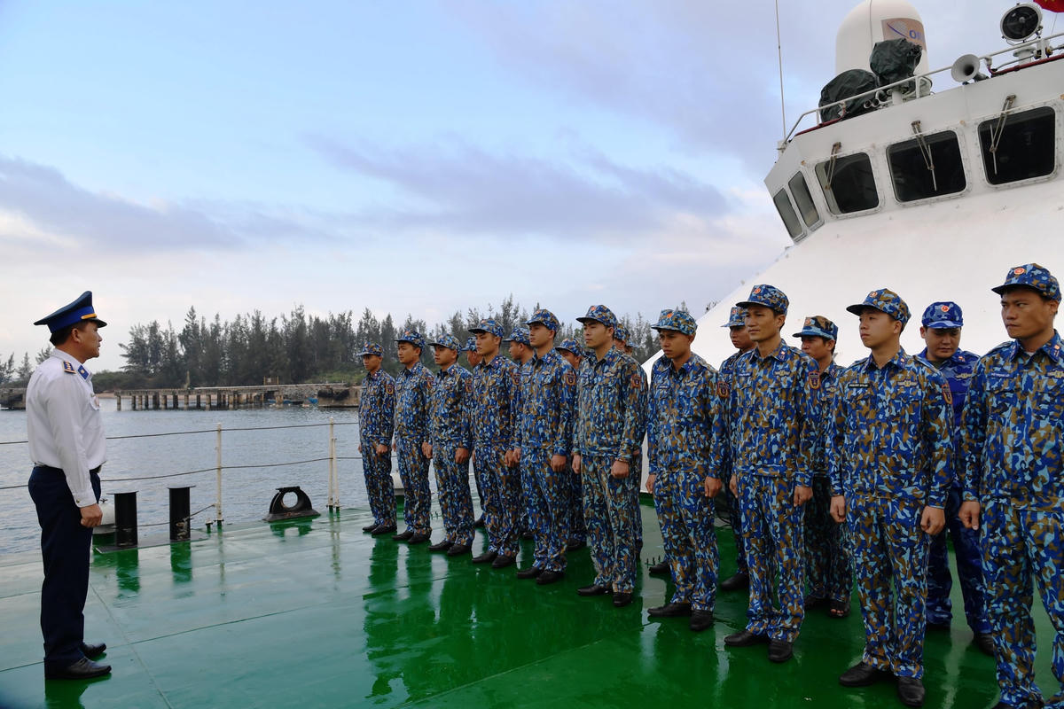 Thượng tá Trương Bá Long, quán triệt nhiệm vụ cho cán bộ, chiến sĩ tàu CSB 4032.