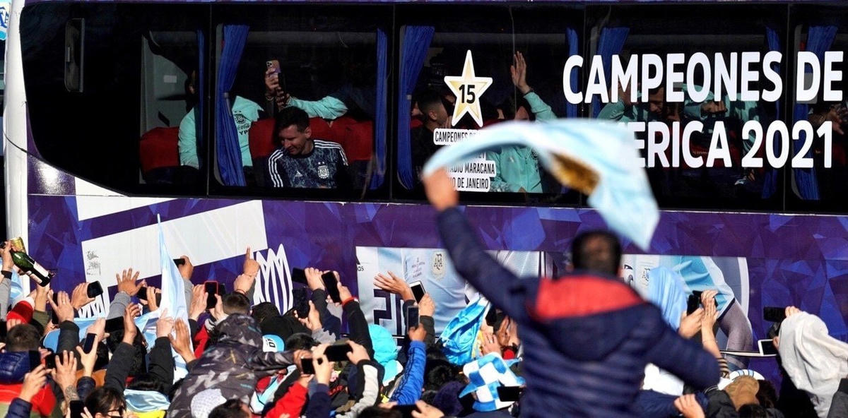 Rất nhiều người hâm mộ đã ra tận cổng sân bay để đón Messi và các đồng đội.