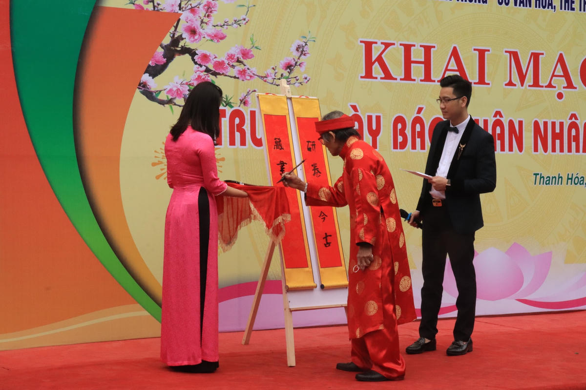 CLB thư pháp Thanh Hoá gửi tặng các bức thư pháp bằng chữ Hán và chữ Việt.